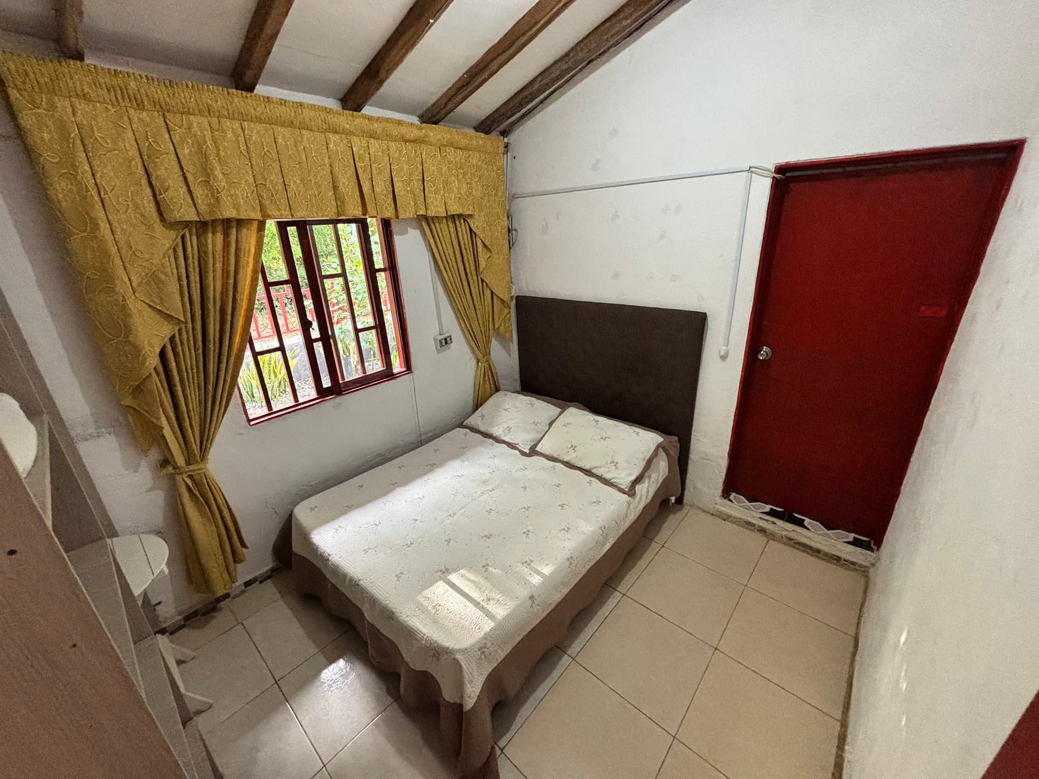 Alcoba tranquila y ordenada en Finca Tarso