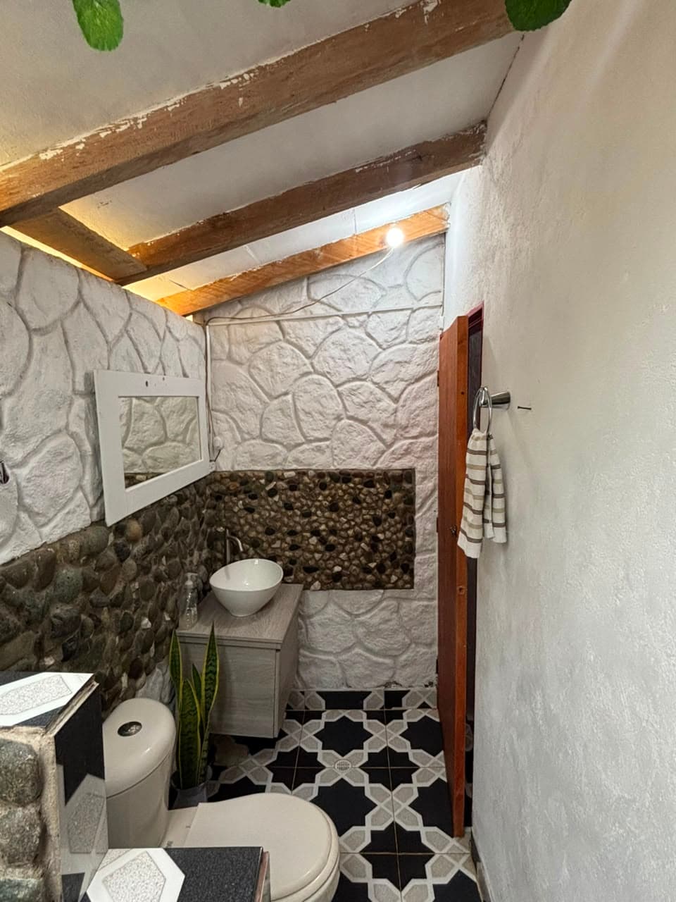 Primer baño de habitación en Finca Tarso