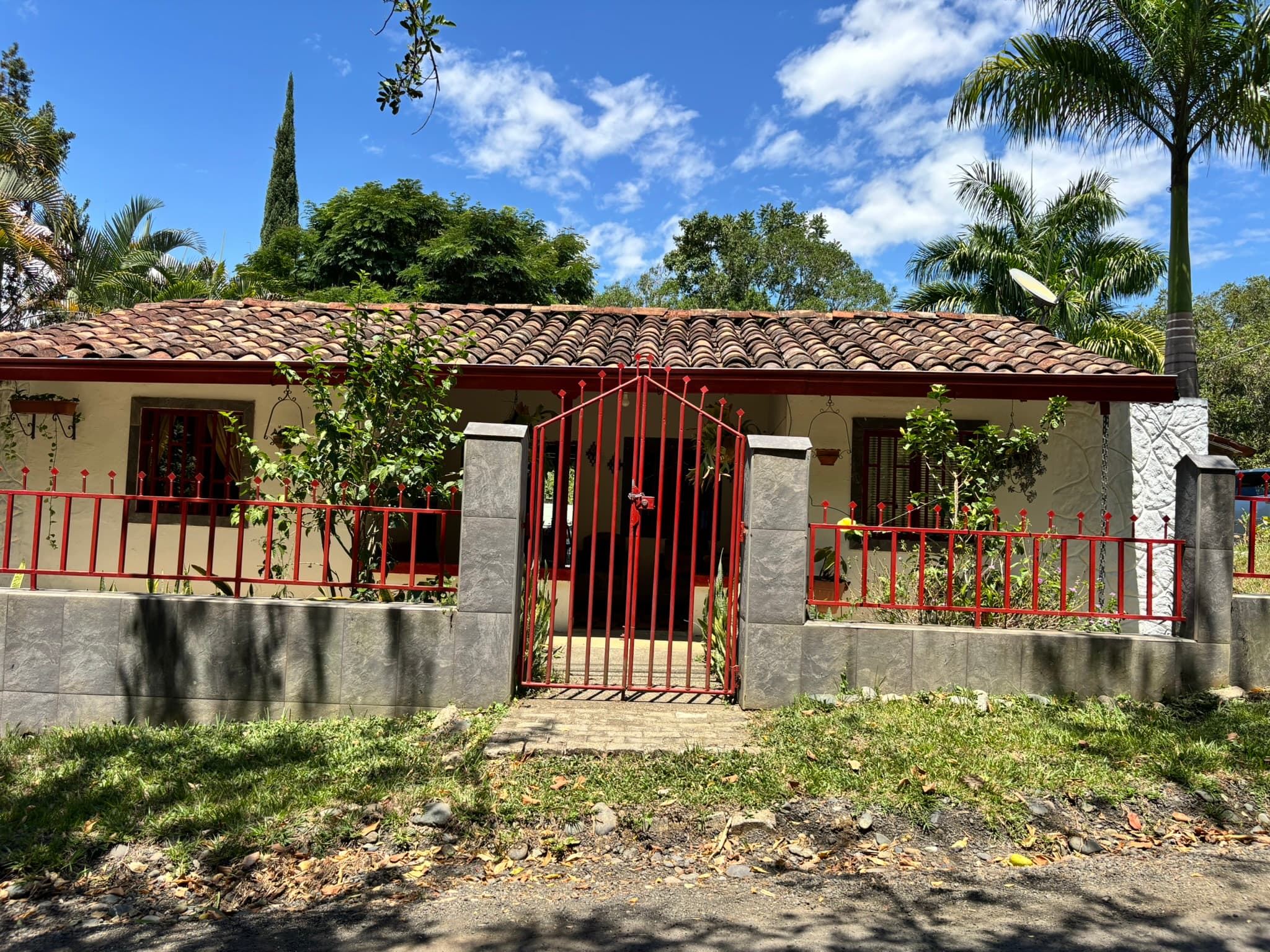 Fachada e ingreso peatonal de Finca Tarso