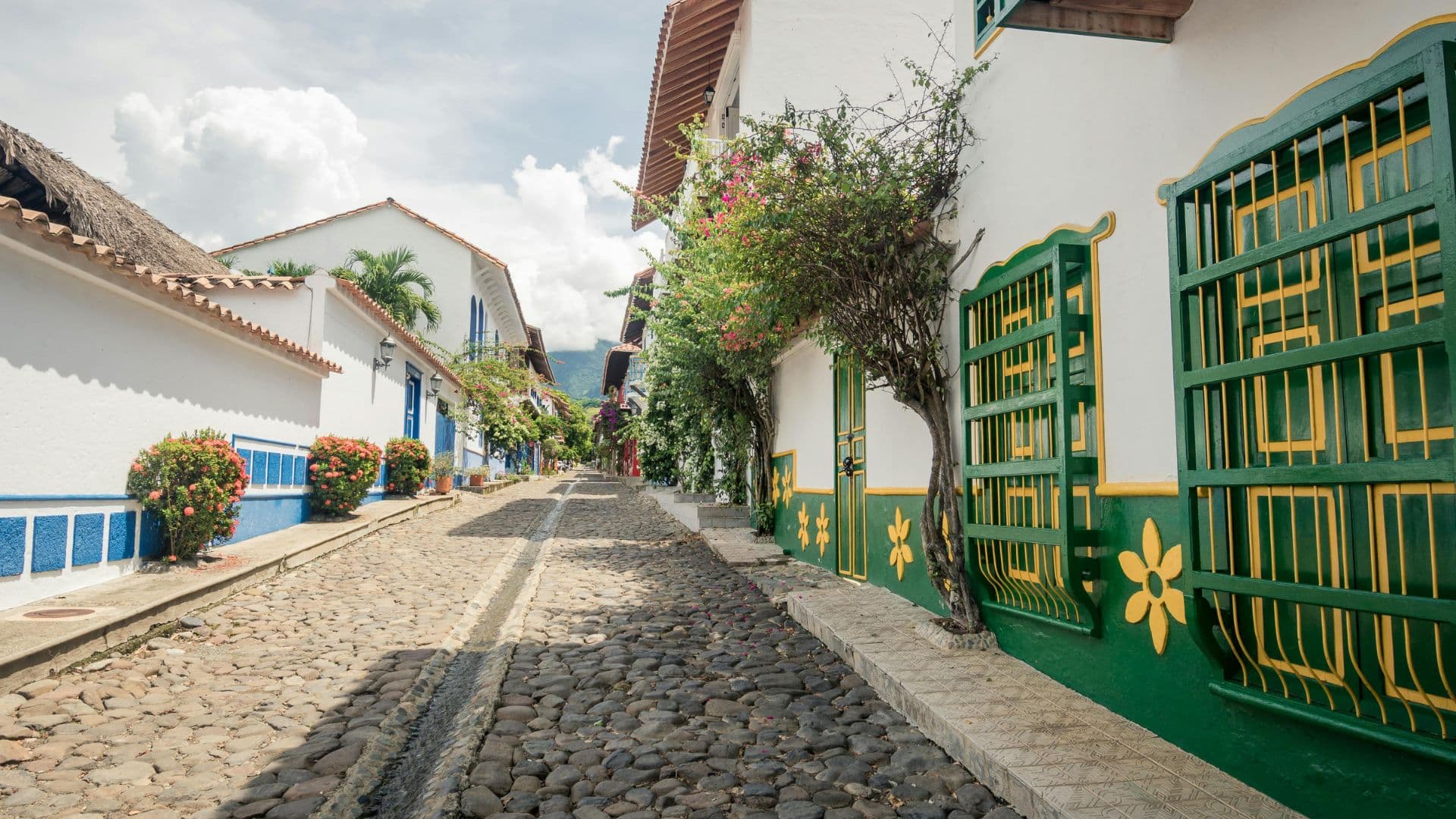 Calle empedrada con arquitectura colonial en Jericó, Antioquia