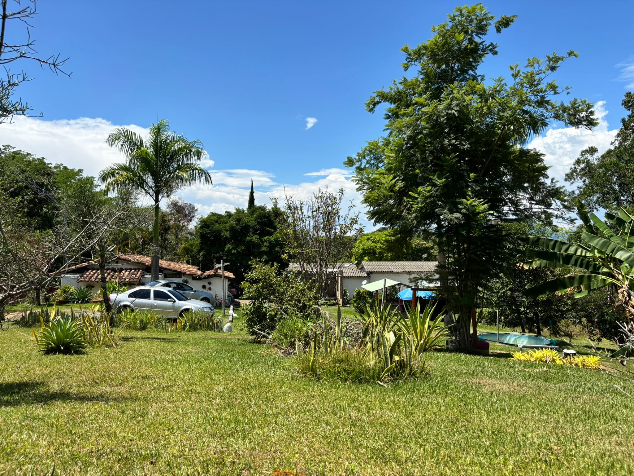 Zona de parqueadero en Finca Tarso, entrada principal