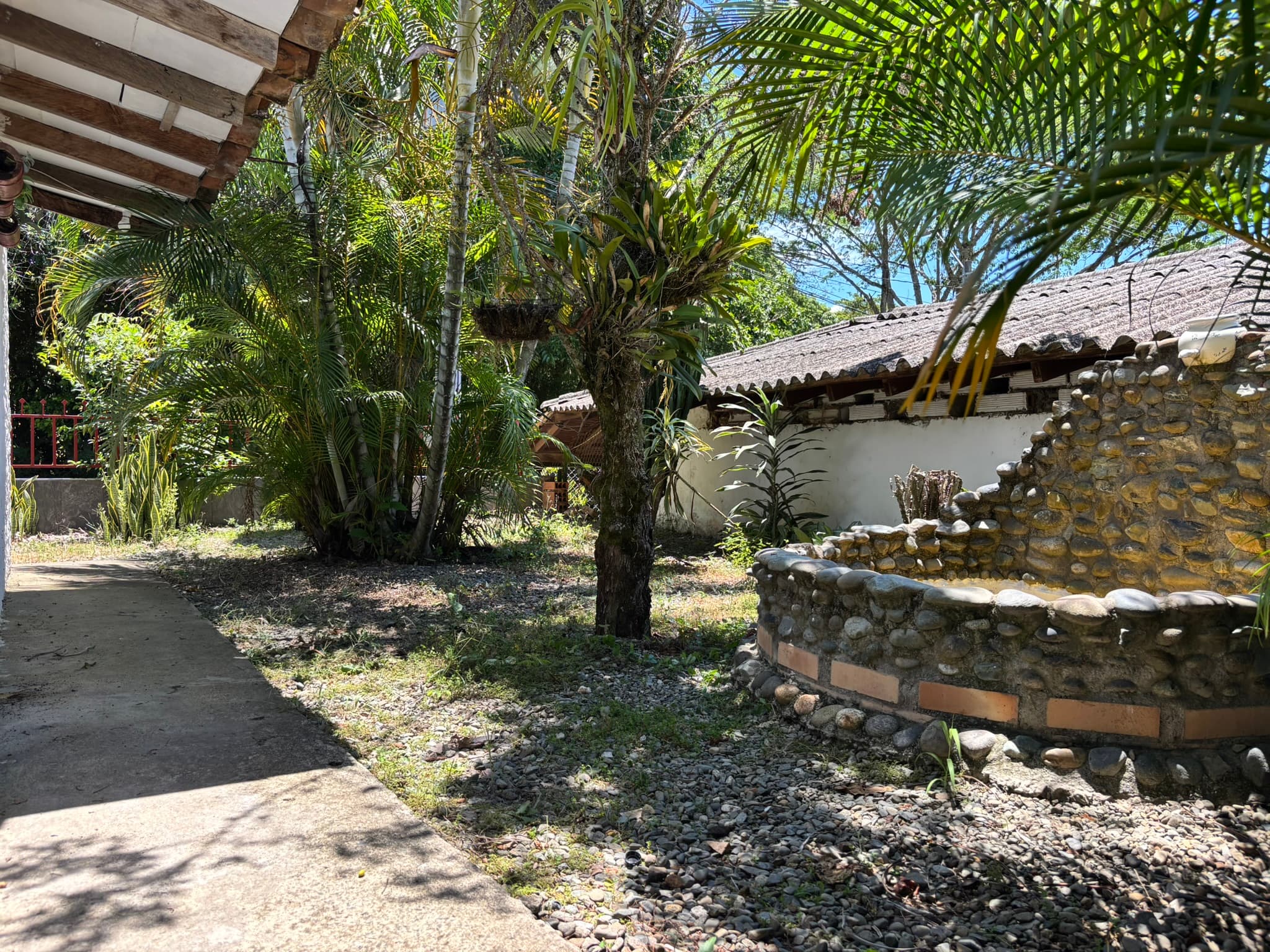 Pasillo con fuente en Finca Tarso