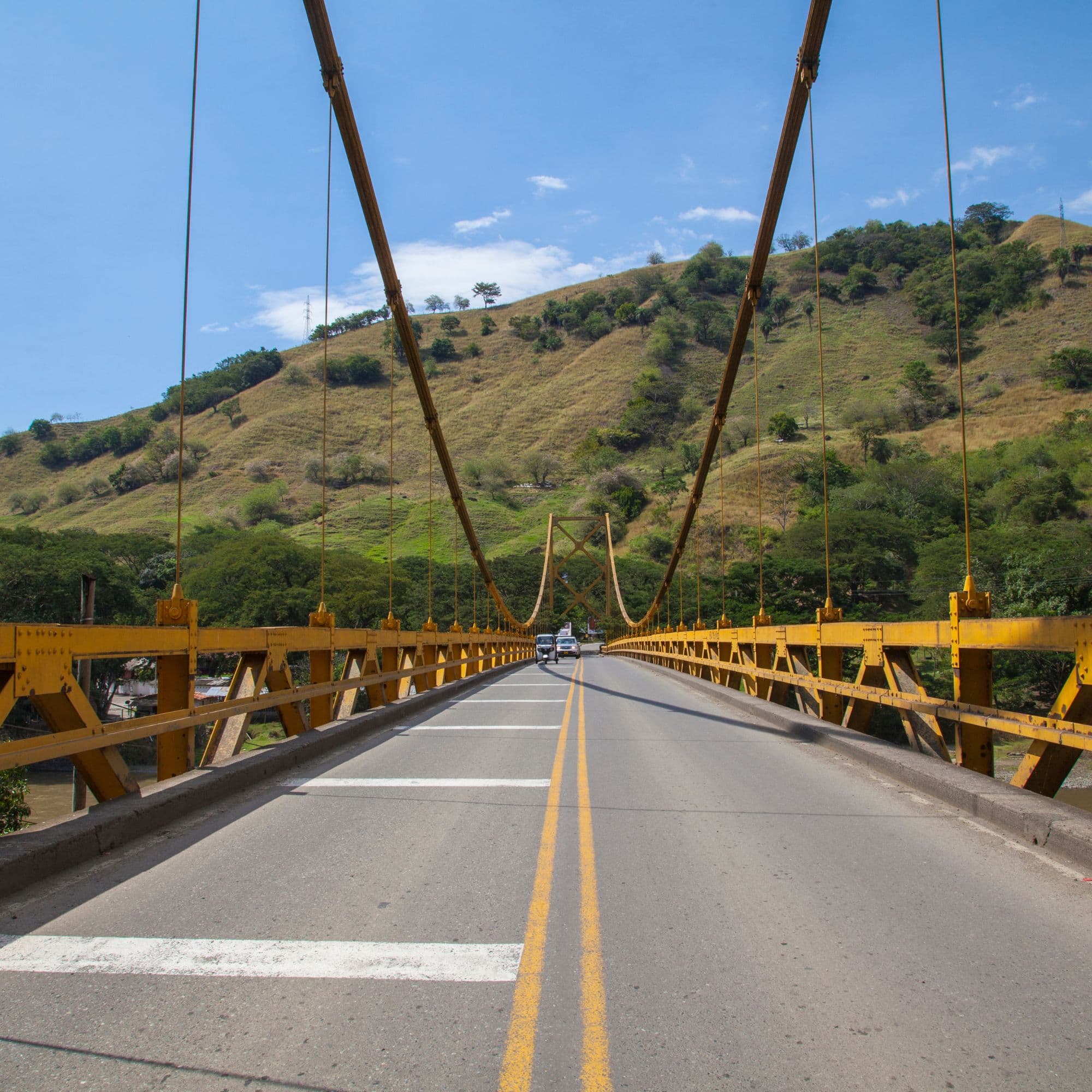 Puente y paisaje de valle en el suroeste antioqueño, cerca de Pueblorrico