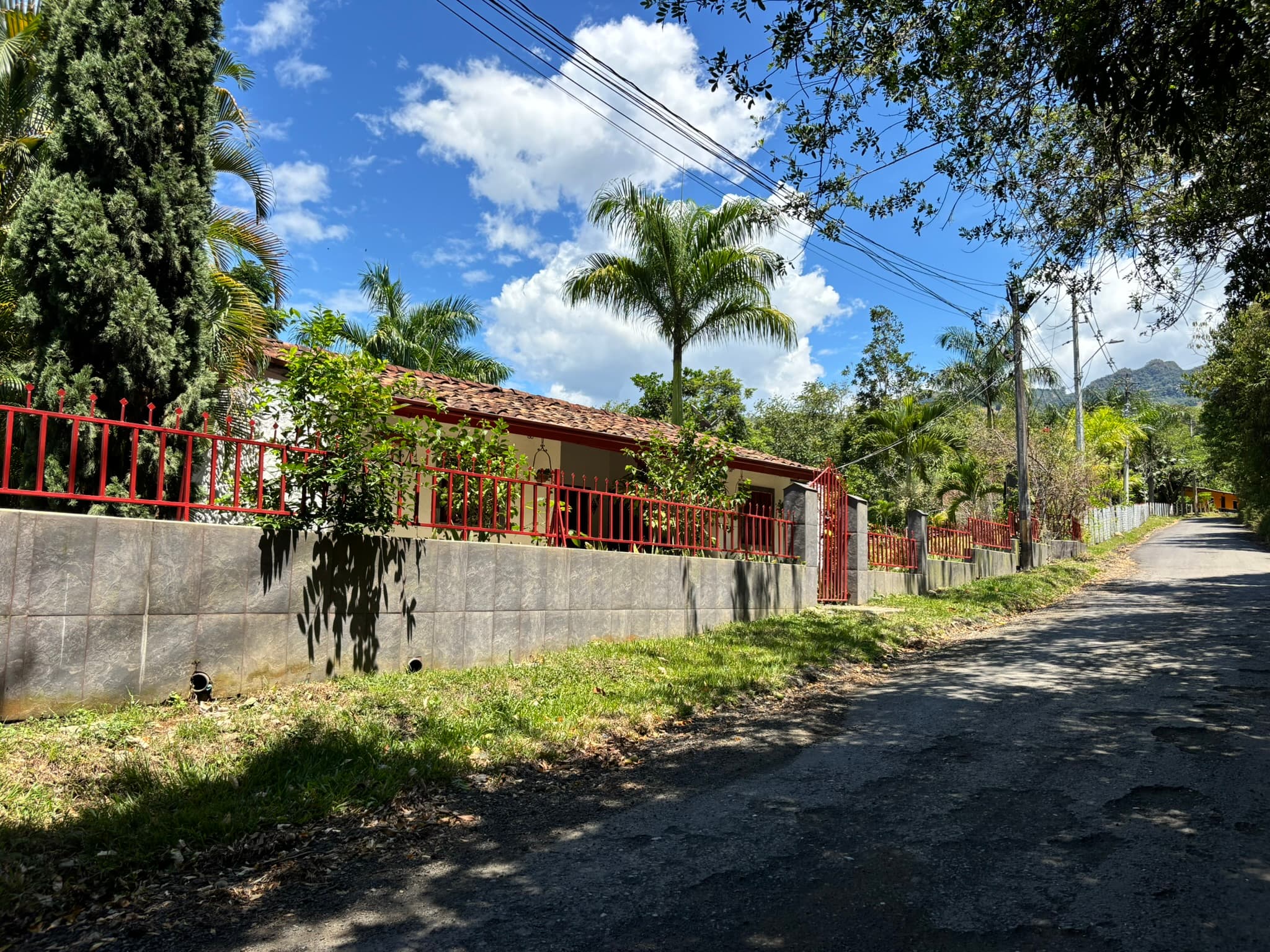 Vía de acceso a Finca Tarso con vista a las montañas de Tarso, Antioquia