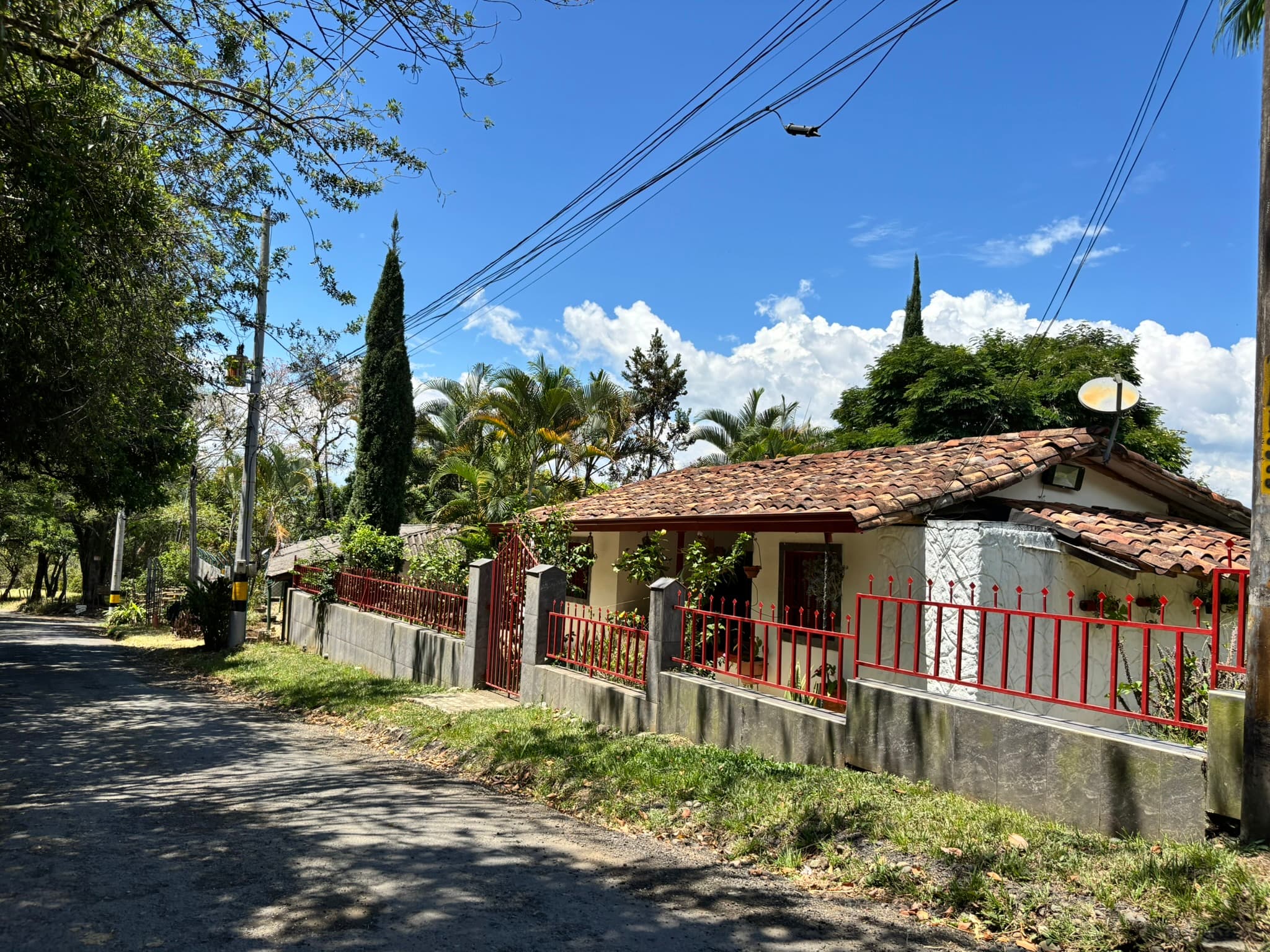 Camino rural hacia Tarso, Antioquia, rodeado de montaña