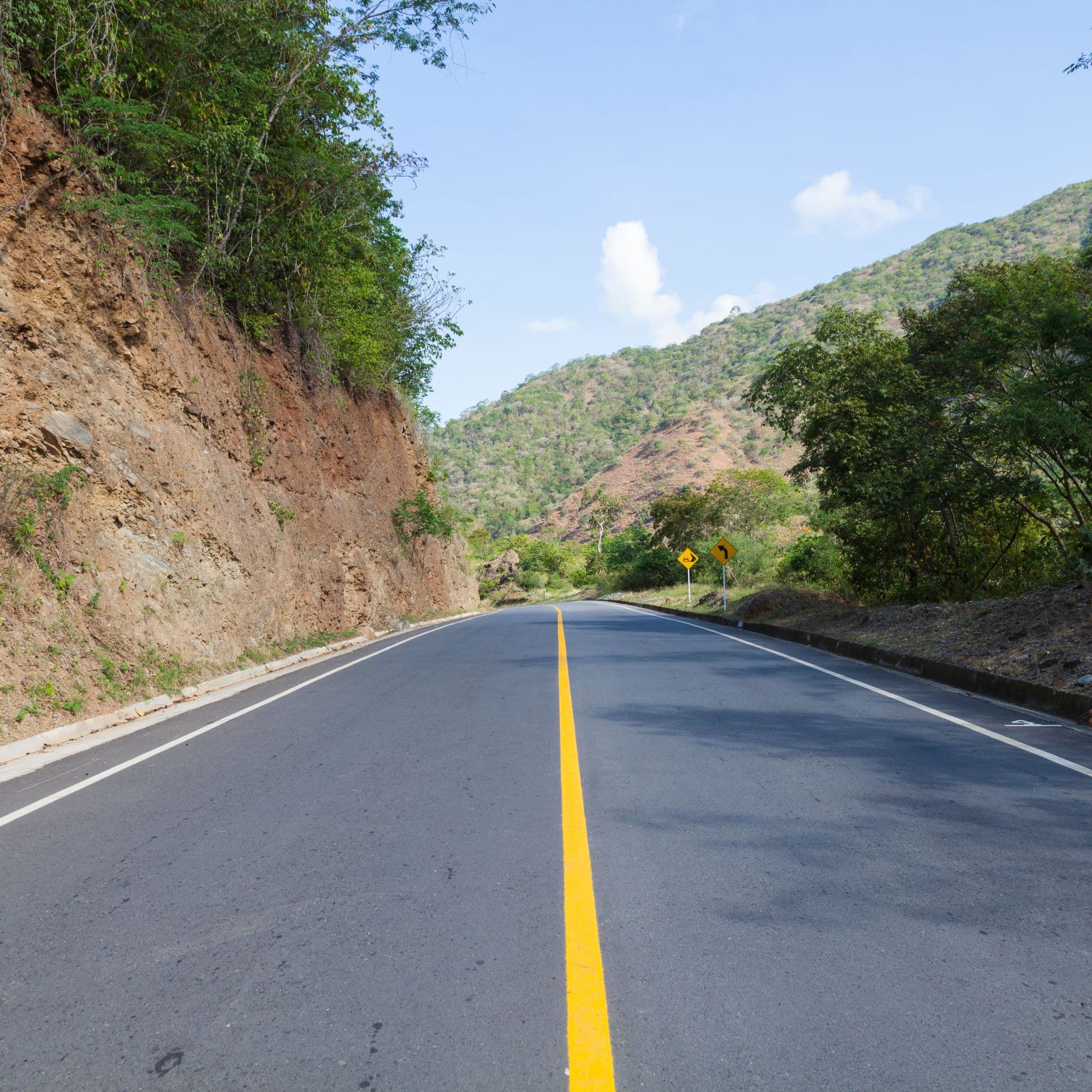 Carretera de montaña en el suroeste antioqueño, en el trayecto hacia Venecia
