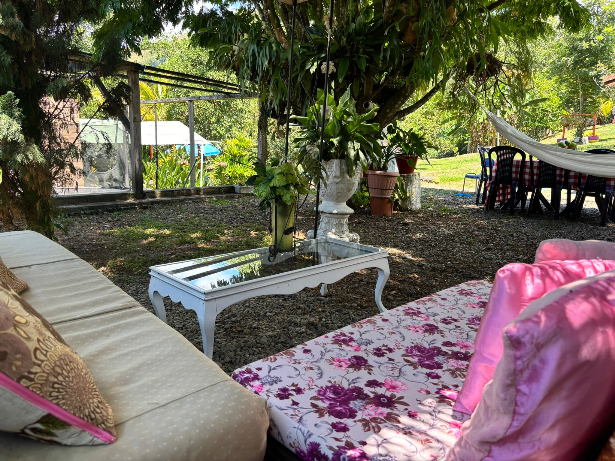 Zona de tertulia y descanso rodeada de vegetación en Finca Tarso