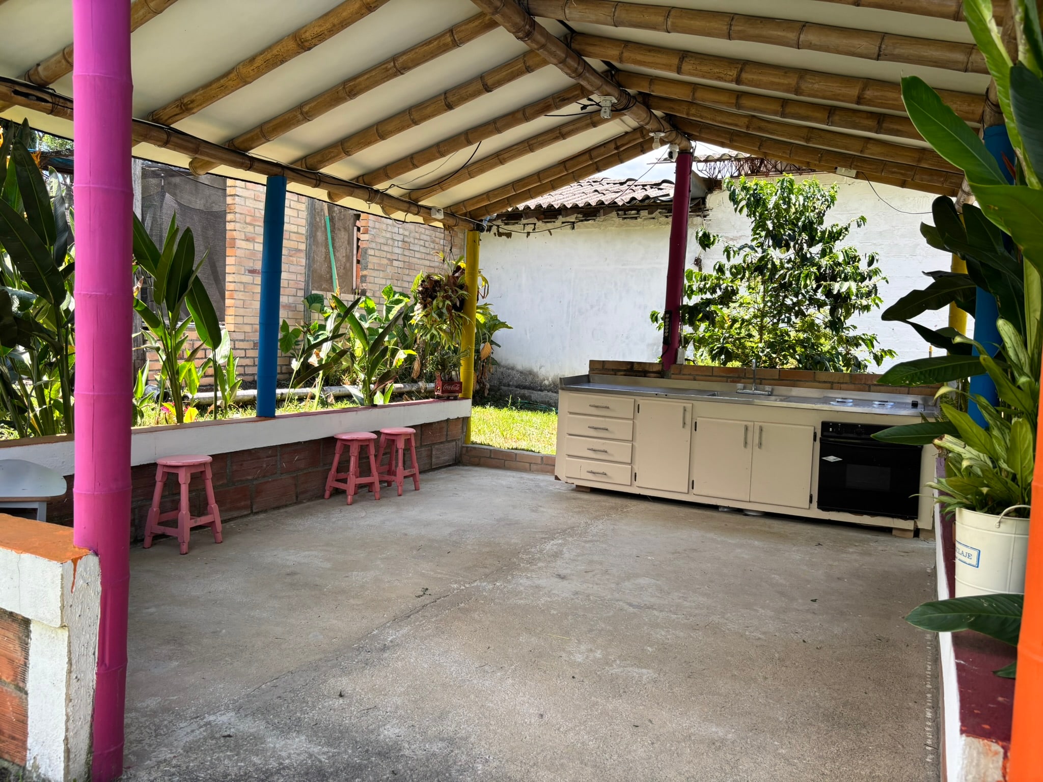Kiosko con cocina exterior de Quitamarán, ideal para fiestas y reuniones