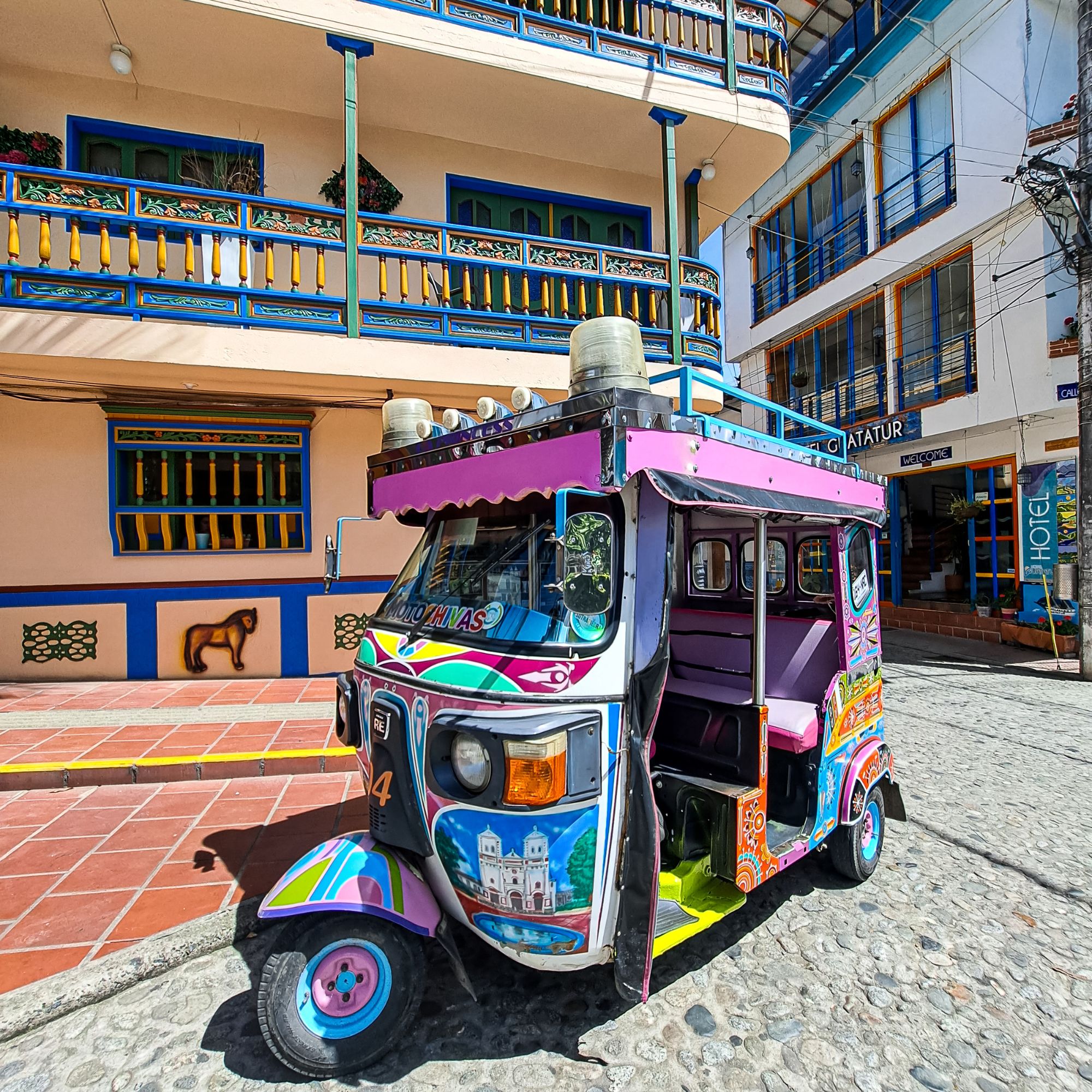 Calle colonial de Jericó, Antioquia, con moto-chiva pintada
