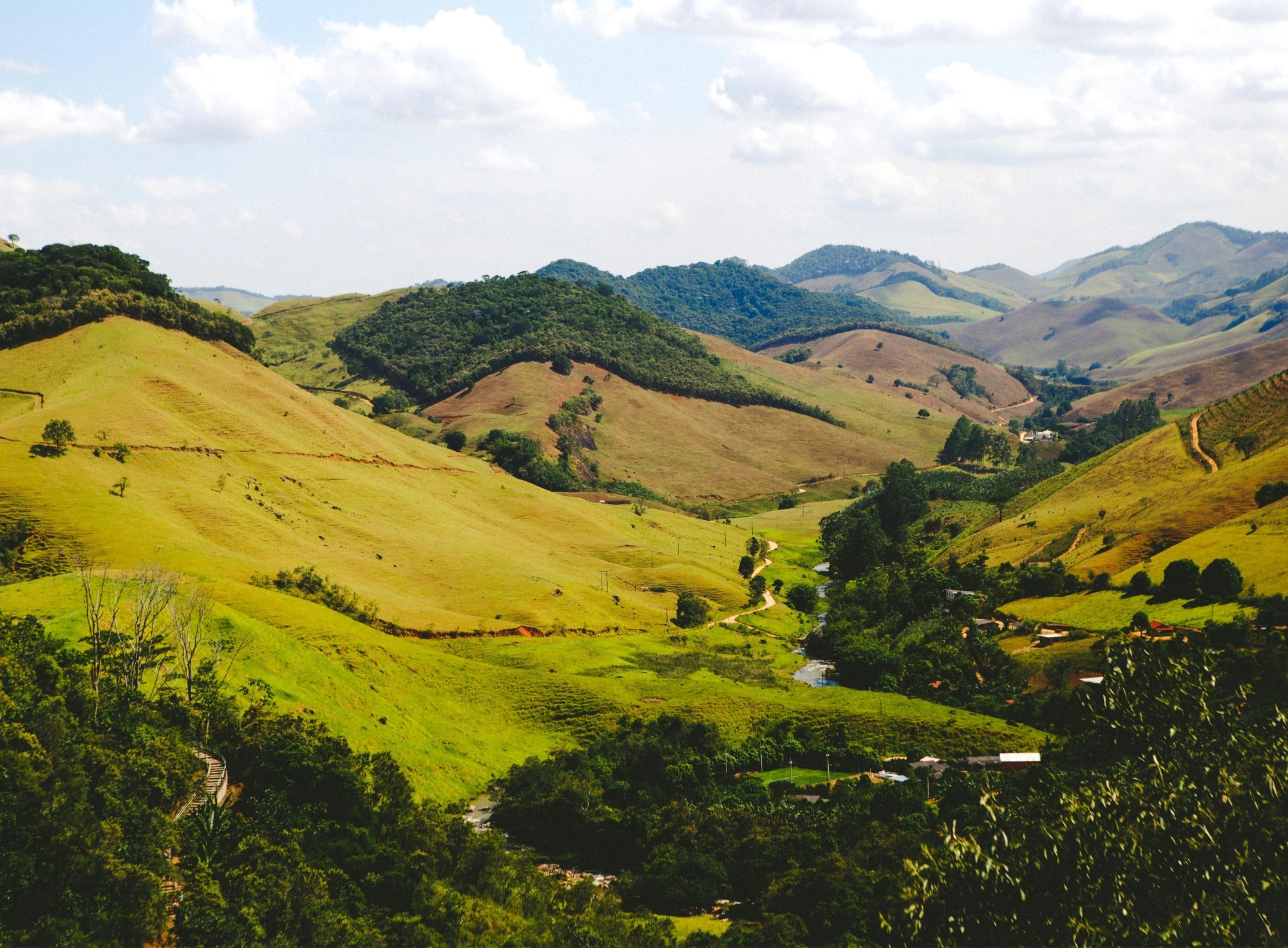 Paisaje de montañas verdes de Colombia